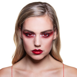 Kontaktní čočky čert červené