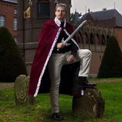 Červený královský plášť s čepicí