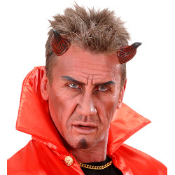 Červený make-up v pohári