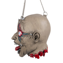 Dekorácia: odrezaná hlava na reťaziach