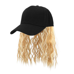 Čierna čiapka s blond vlasmi