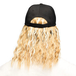 Čierna čiapka s blond vlasmi