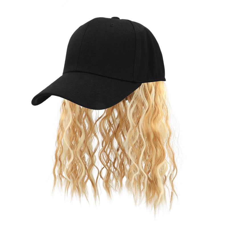 Černá kšiltovka s blond vlasy
