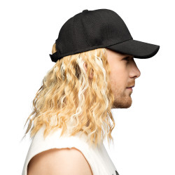 Černá kšiltovka s blond vlasy