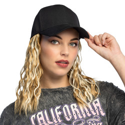 Černá kšiltovka s blond vlasy