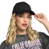 Černá kšiltovka s blond vlasy