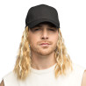 Černá kšiltovka s blond vlasy
